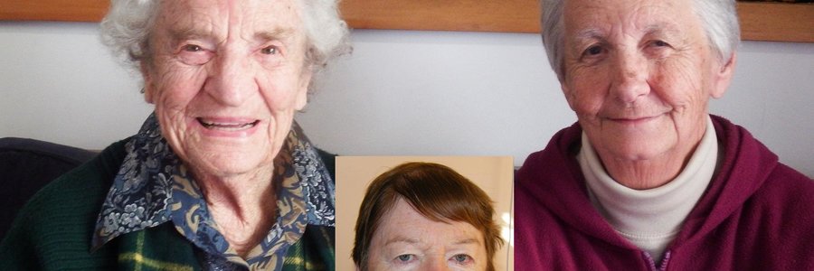 Links is Rene de Kock (Rienie, alias Suster Kockie) van Caledon saam met haar jarelange vriendin, Barbara Fourie.  Inlas:  Die bekende Suster Kockie se suster, Marjorie Brand, ‘n inwoner van Herberg-aan-See